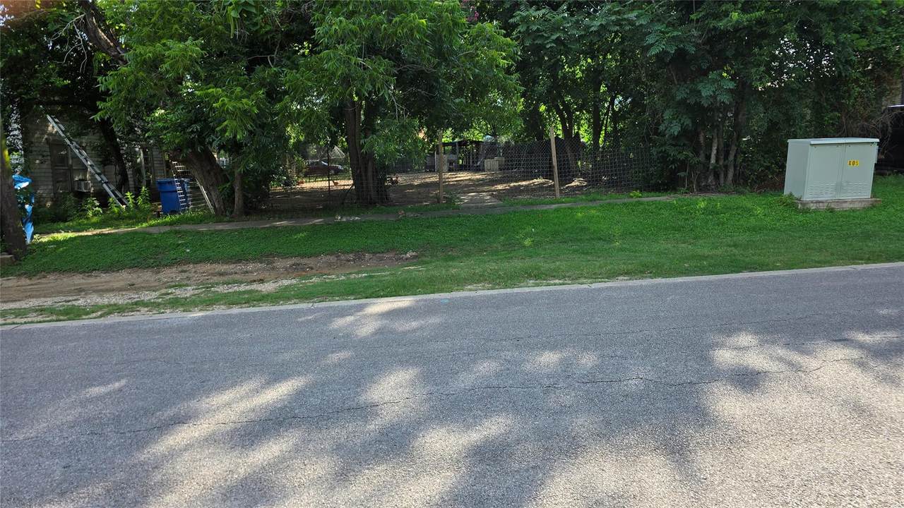 206 Avenue B Ave - Photo 1
