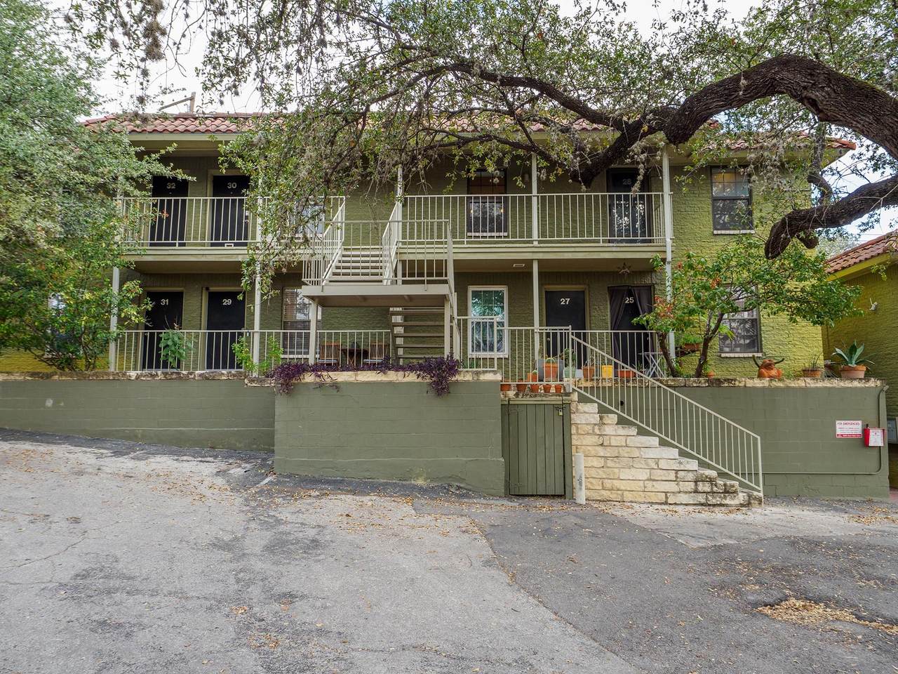 2302 East Side Dr - Photo 1