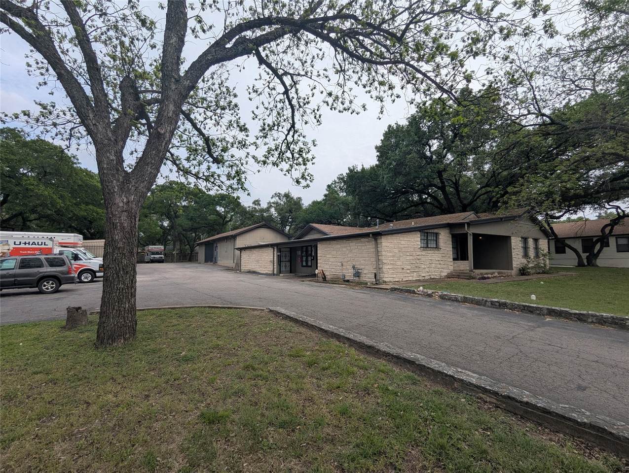 8411 Interstate 35 - Photo 1