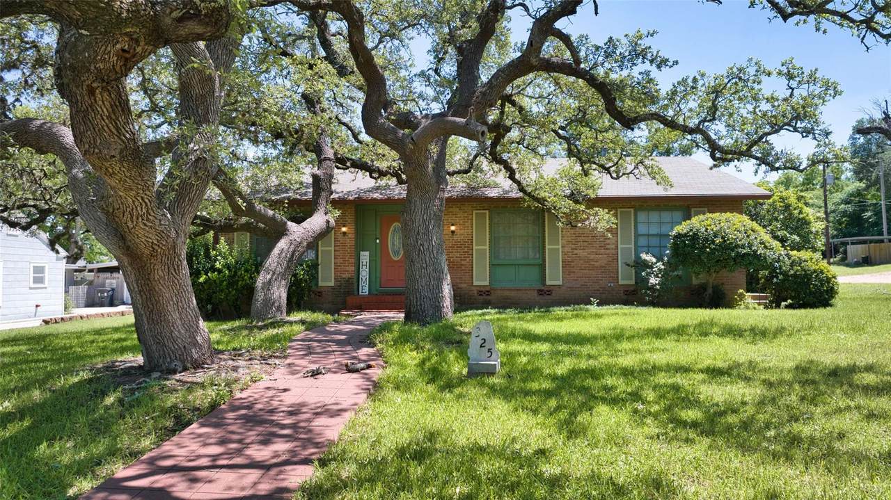 325 Rainey St - Photo 1