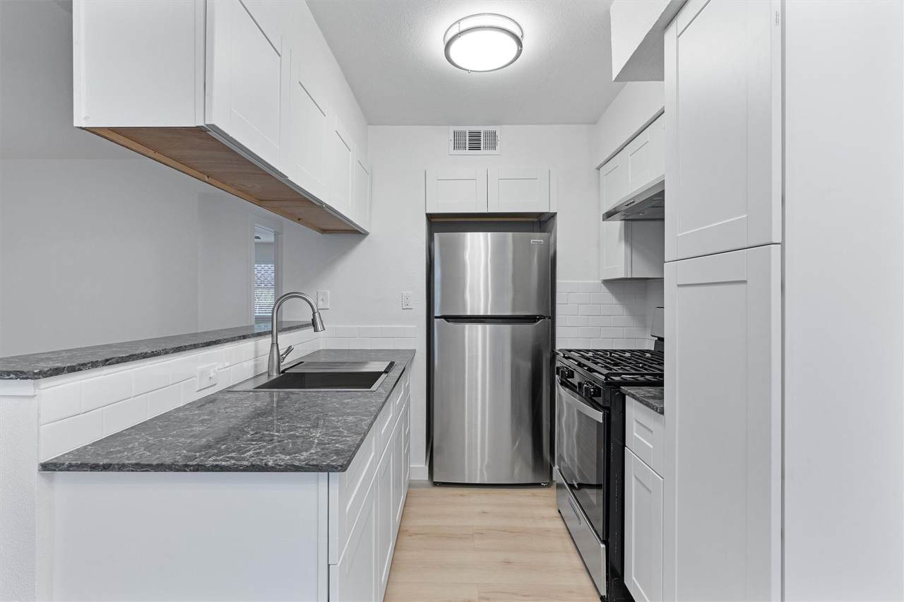 2501 Manor Cir - Photo 1