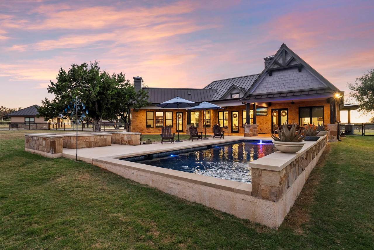 901 Crown Ln - Photo 1