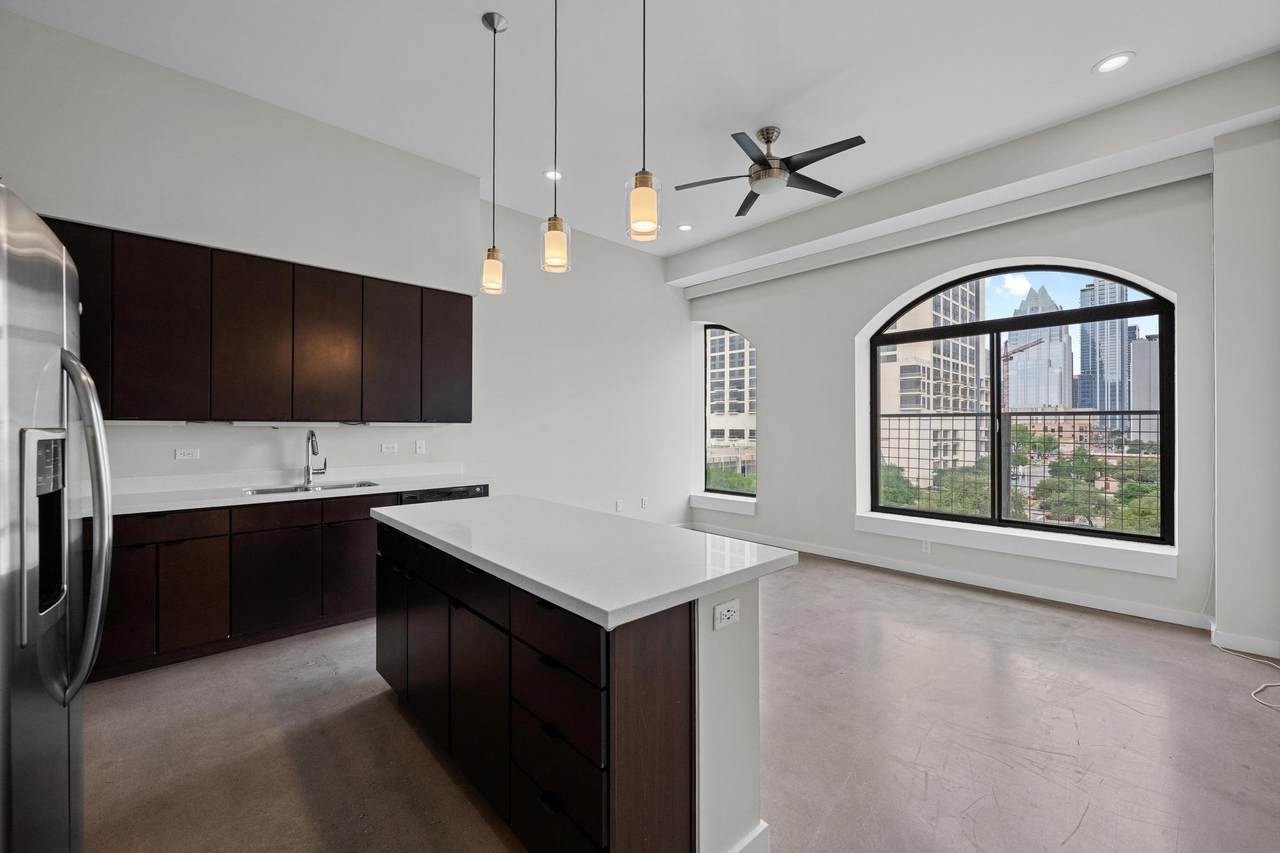 507 Sabine St - Photo 1