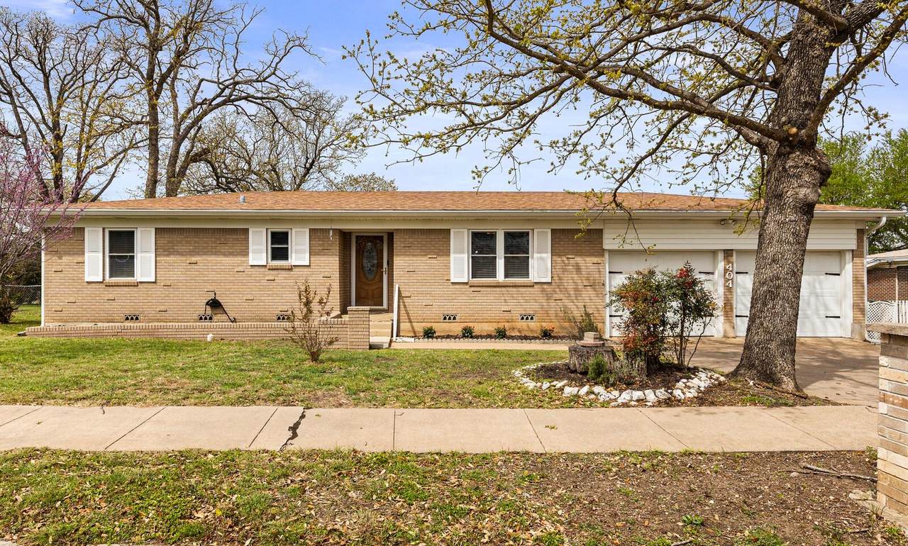 404 Oak St - Photo 1
