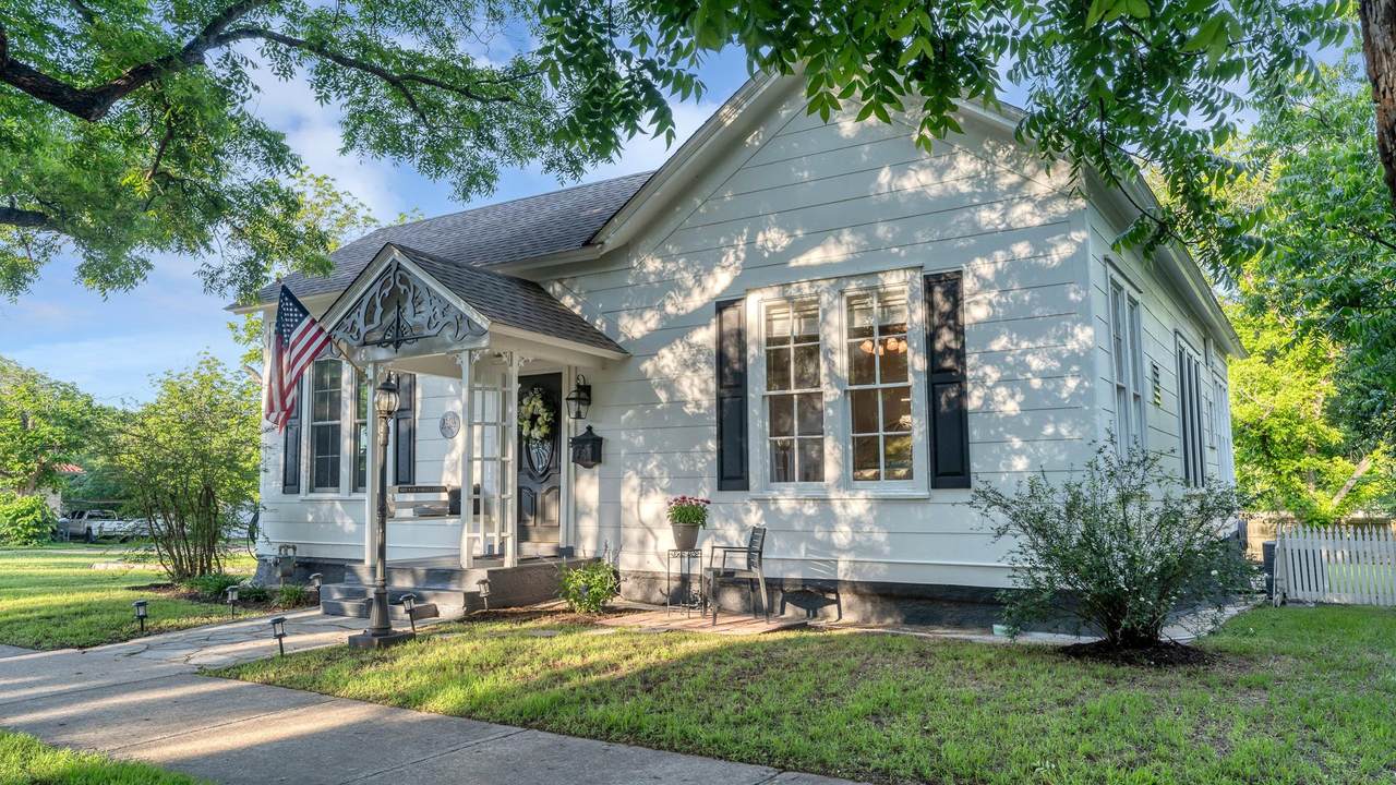 1305 College St - Photo 1