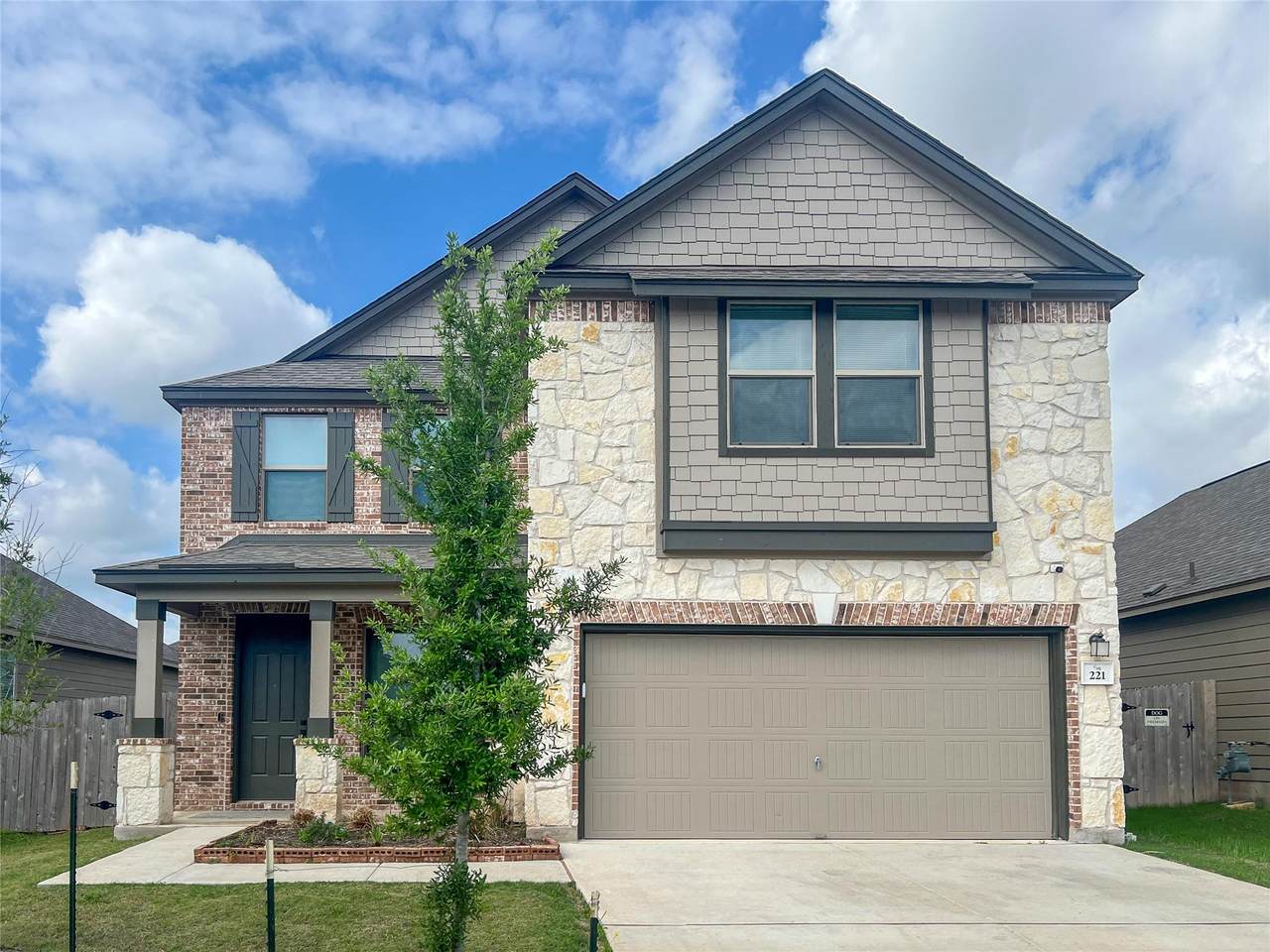 221 Summit Dr - Photo 1