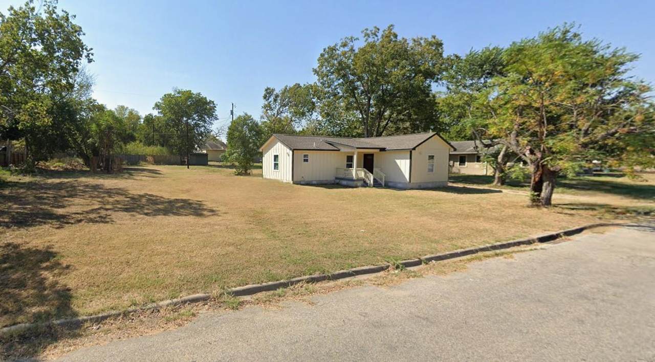 904 Austin St - Photo 1