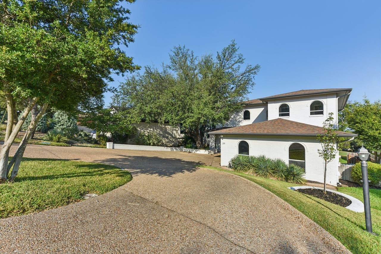 319 Hazeltine Dr - Photo 1