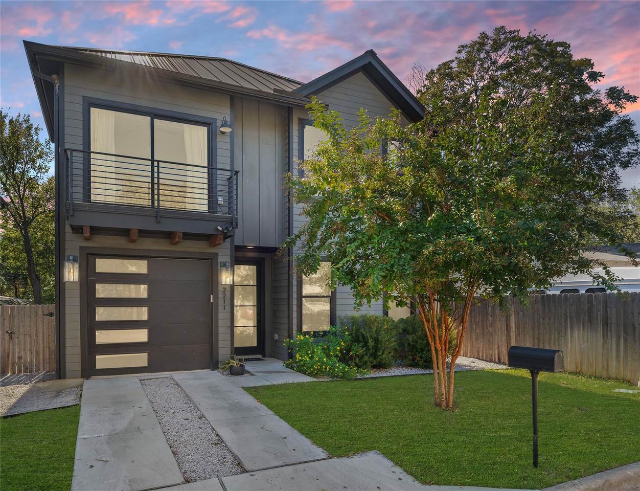 2211 Santa Rosa St - Photo 1