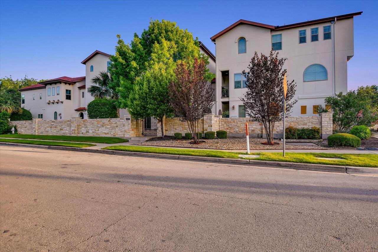2207 Pasadena Dr - Photo 1