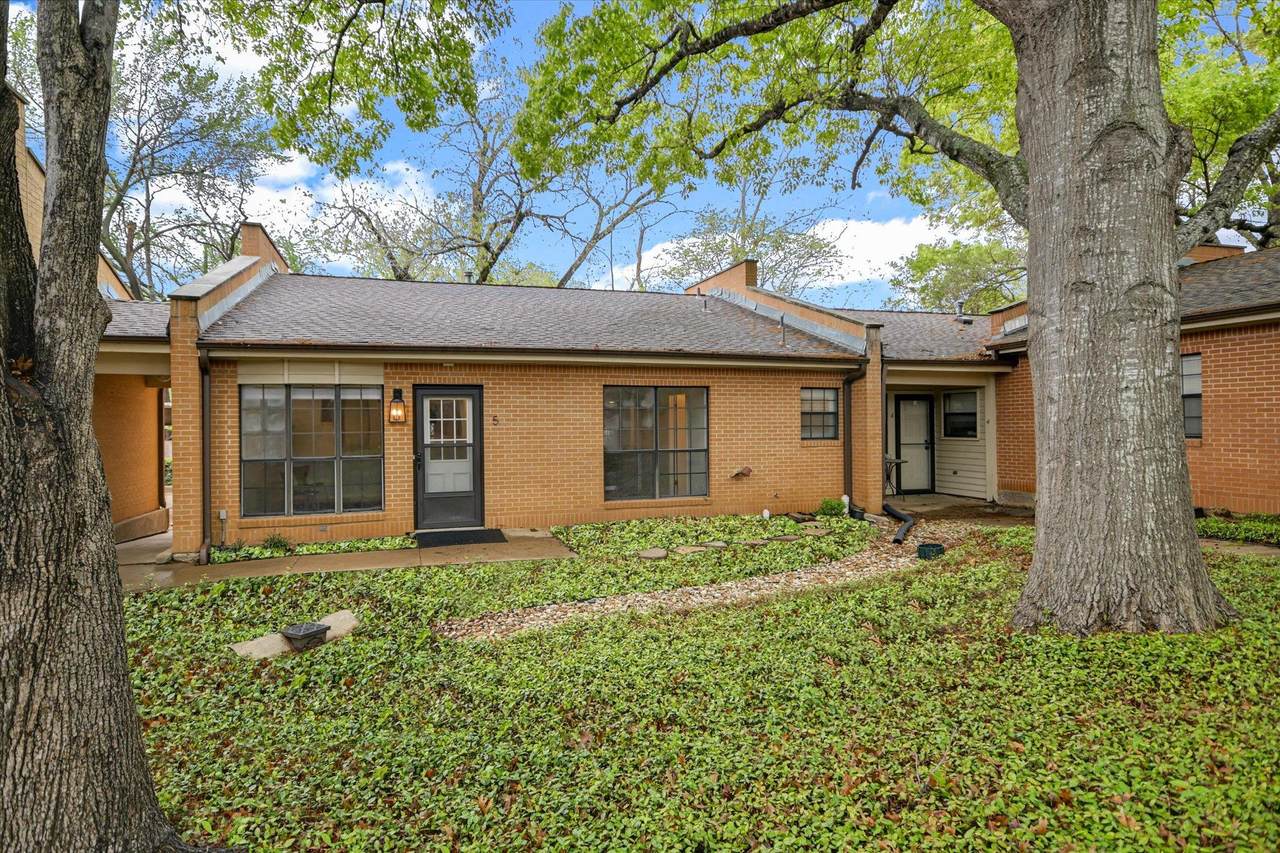 2301 Lawnmont Ave - Photo 1
