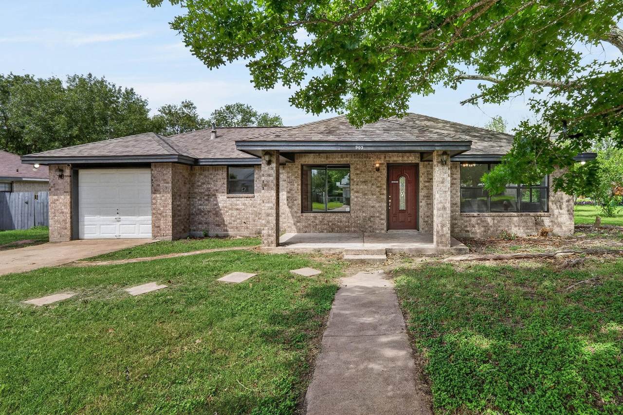 903 Travis St - Photo 1