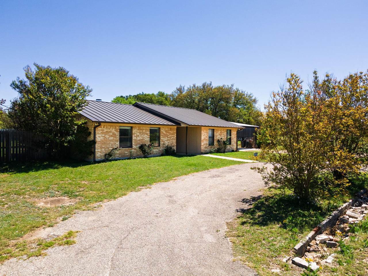 227 Commanche St - Photo 1