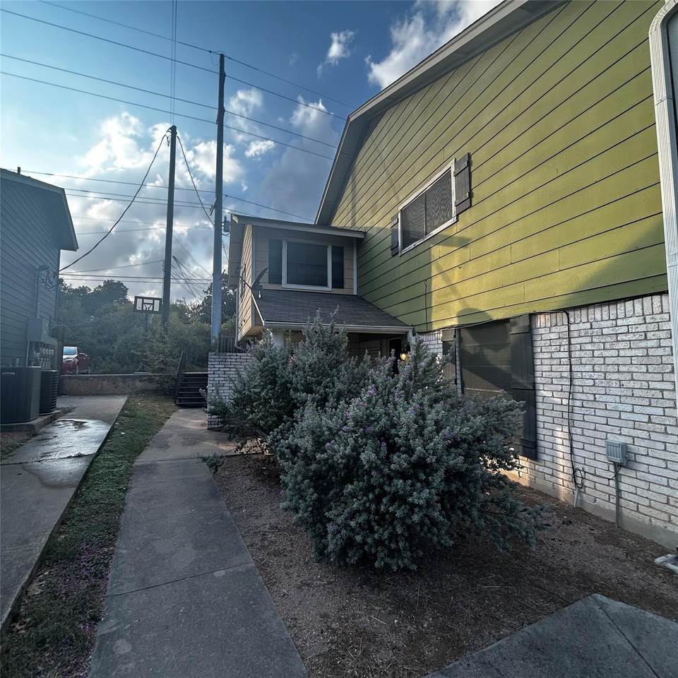 7204 Creekside Dr - Photo 1