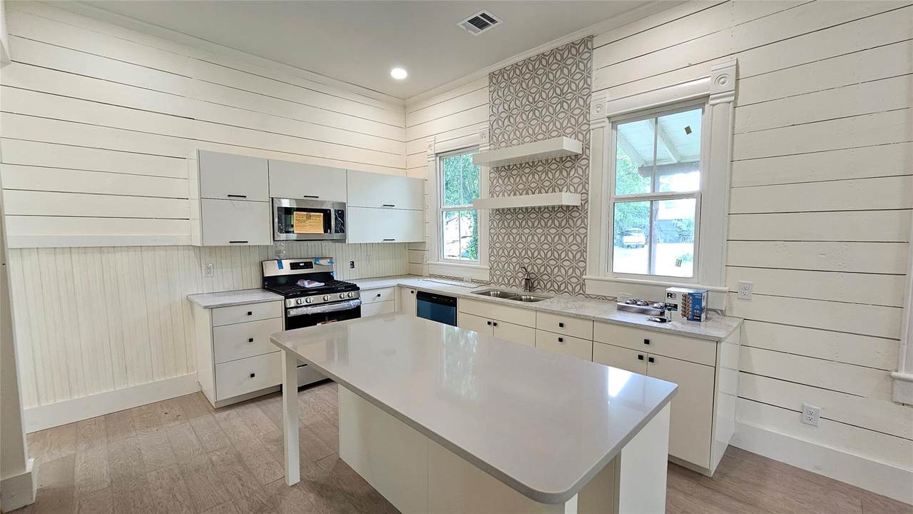 917 6th St - Photo 1