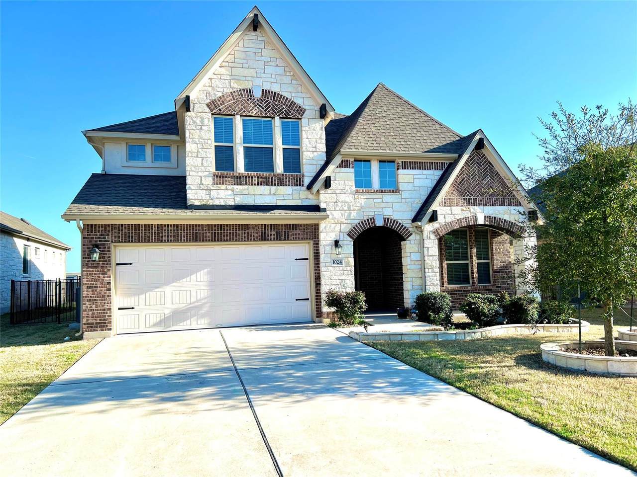 1024 Almeria Bend - Photo 1