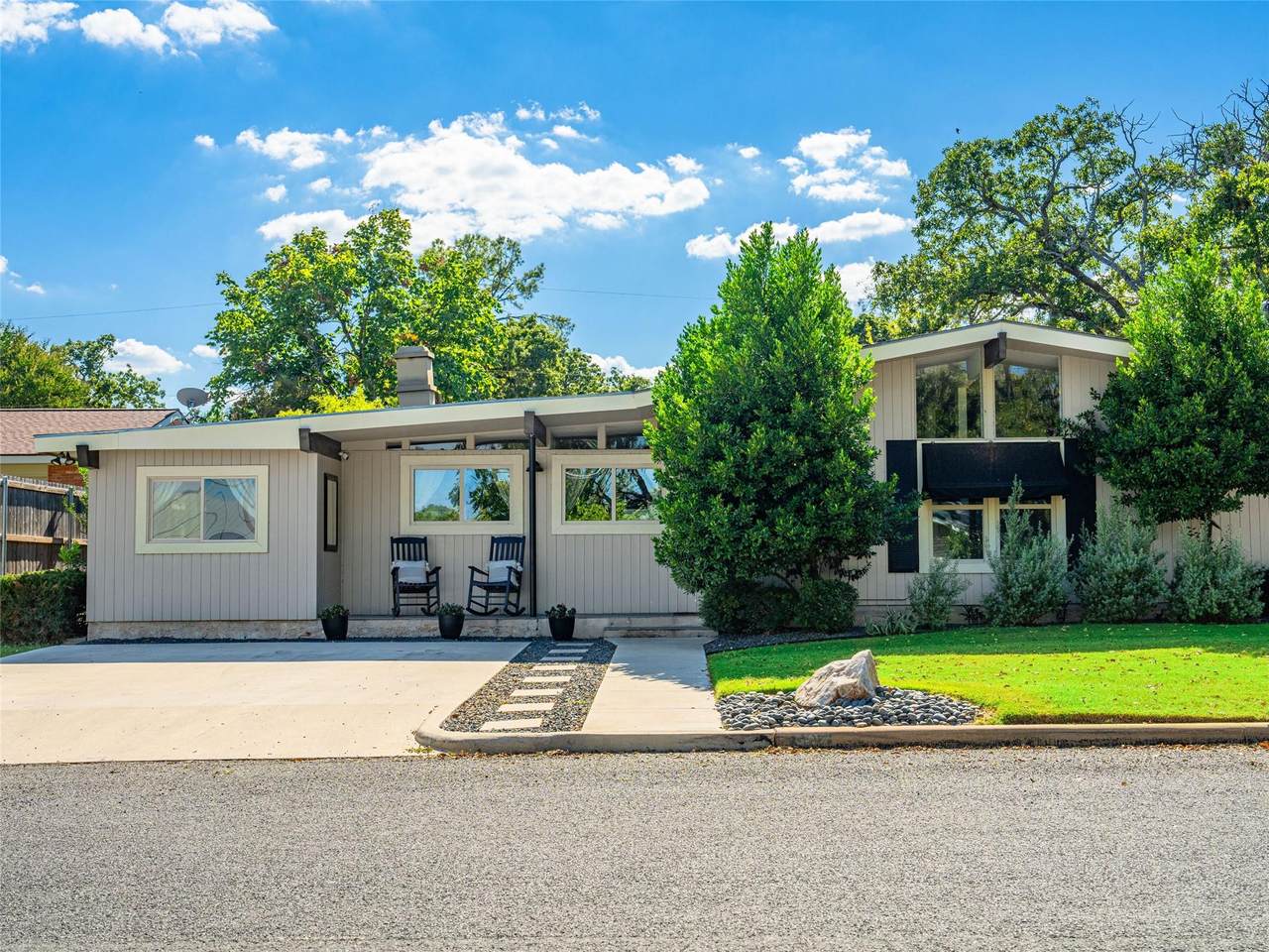 907 Travis St - Photo 1