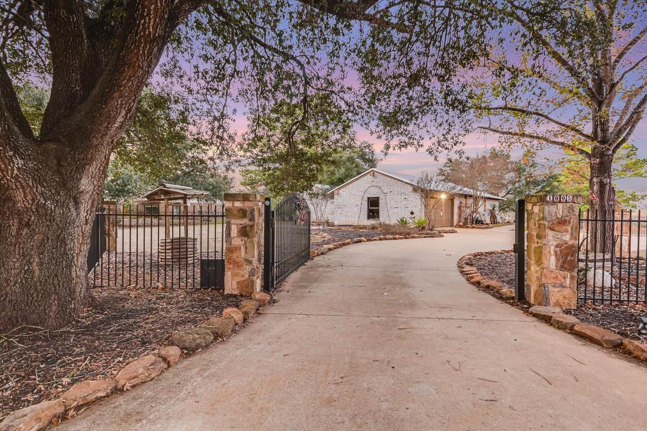 1005 Colorado St - Photo 1