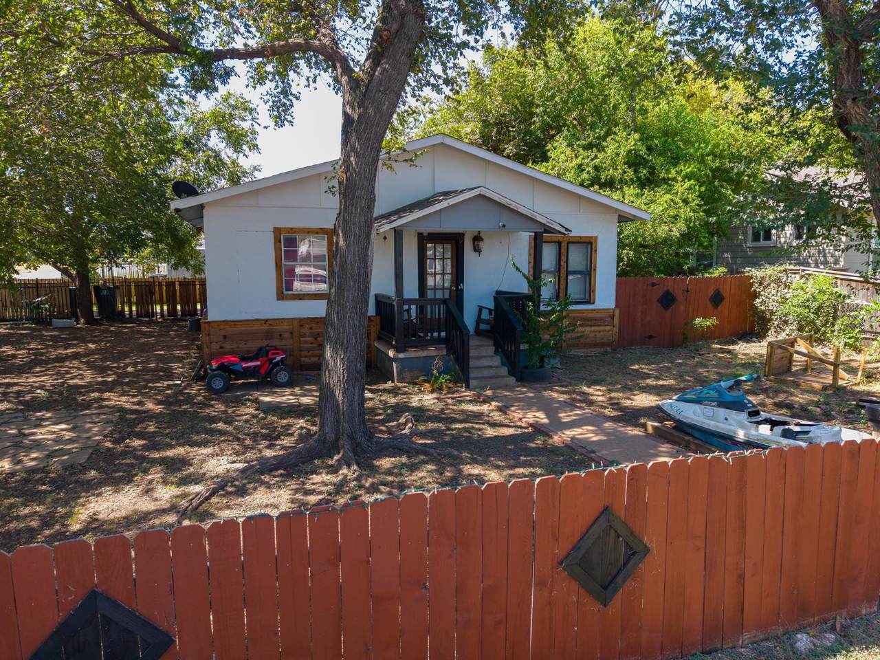 806 4th St - Photo 1