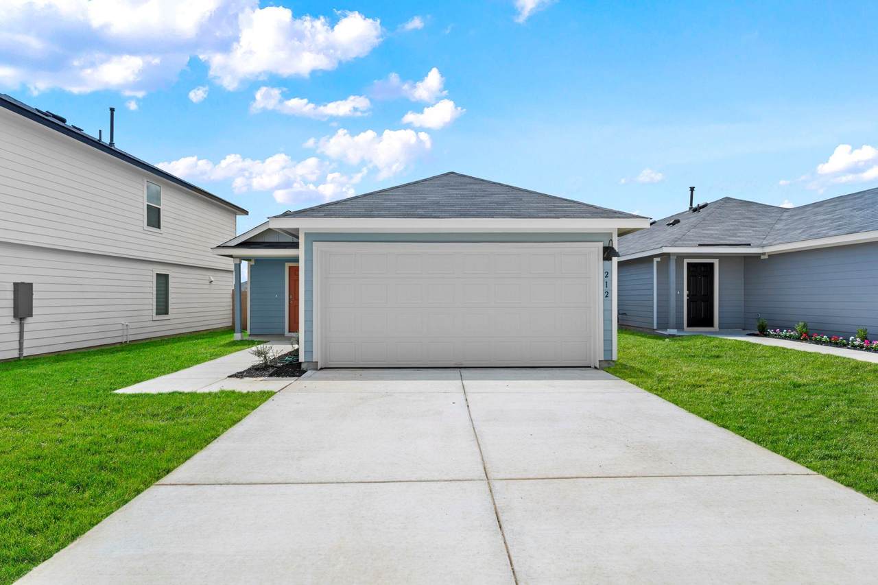 212 Surrey Oaks - Photo 1