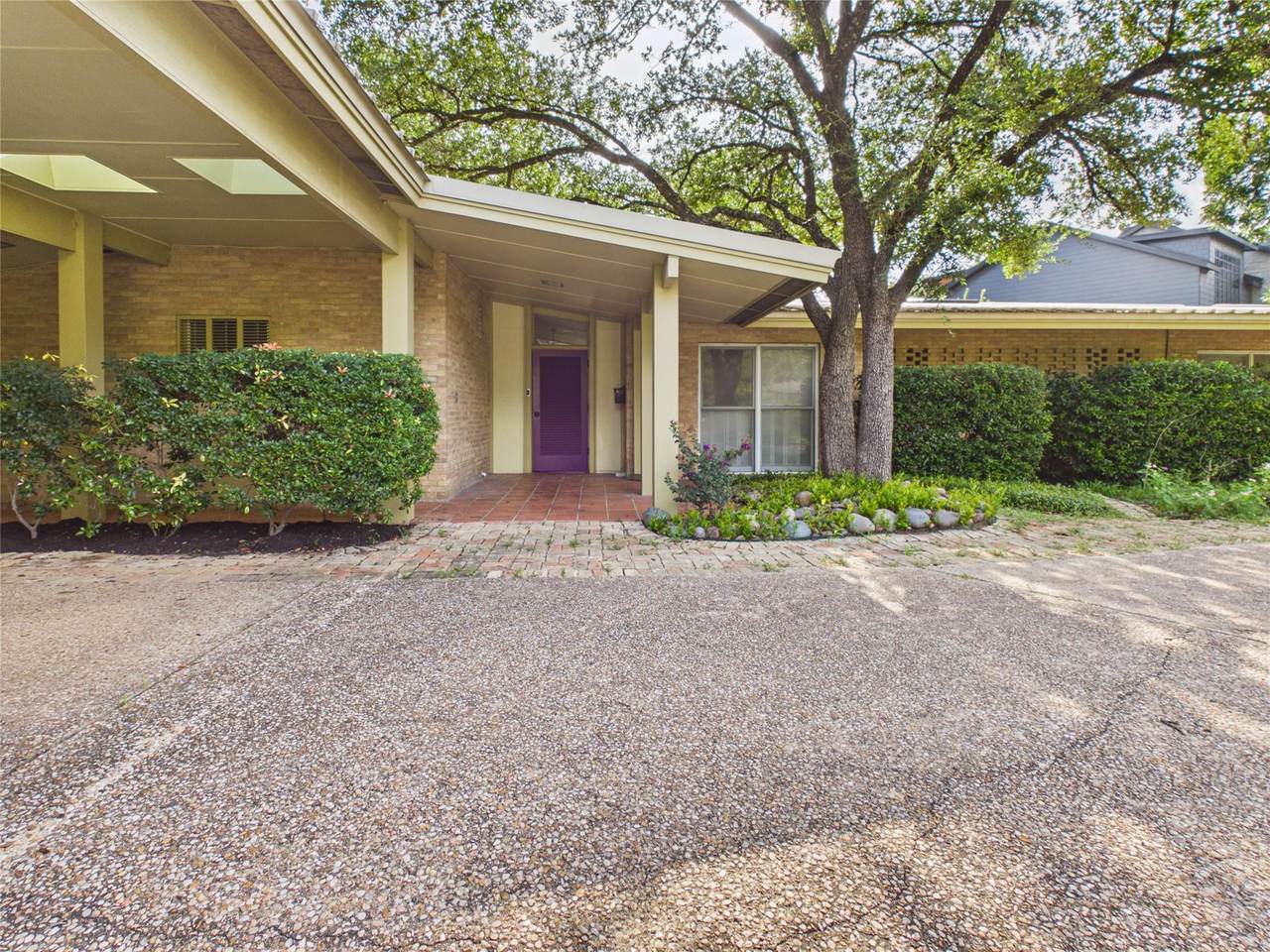 1202 Belmont Pkwy - Photo 1