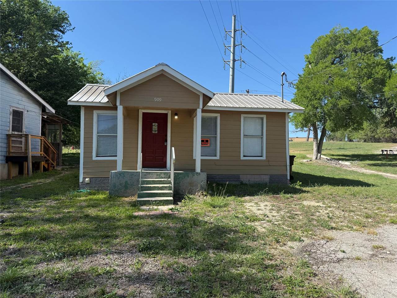 909 Market St - Photo 1