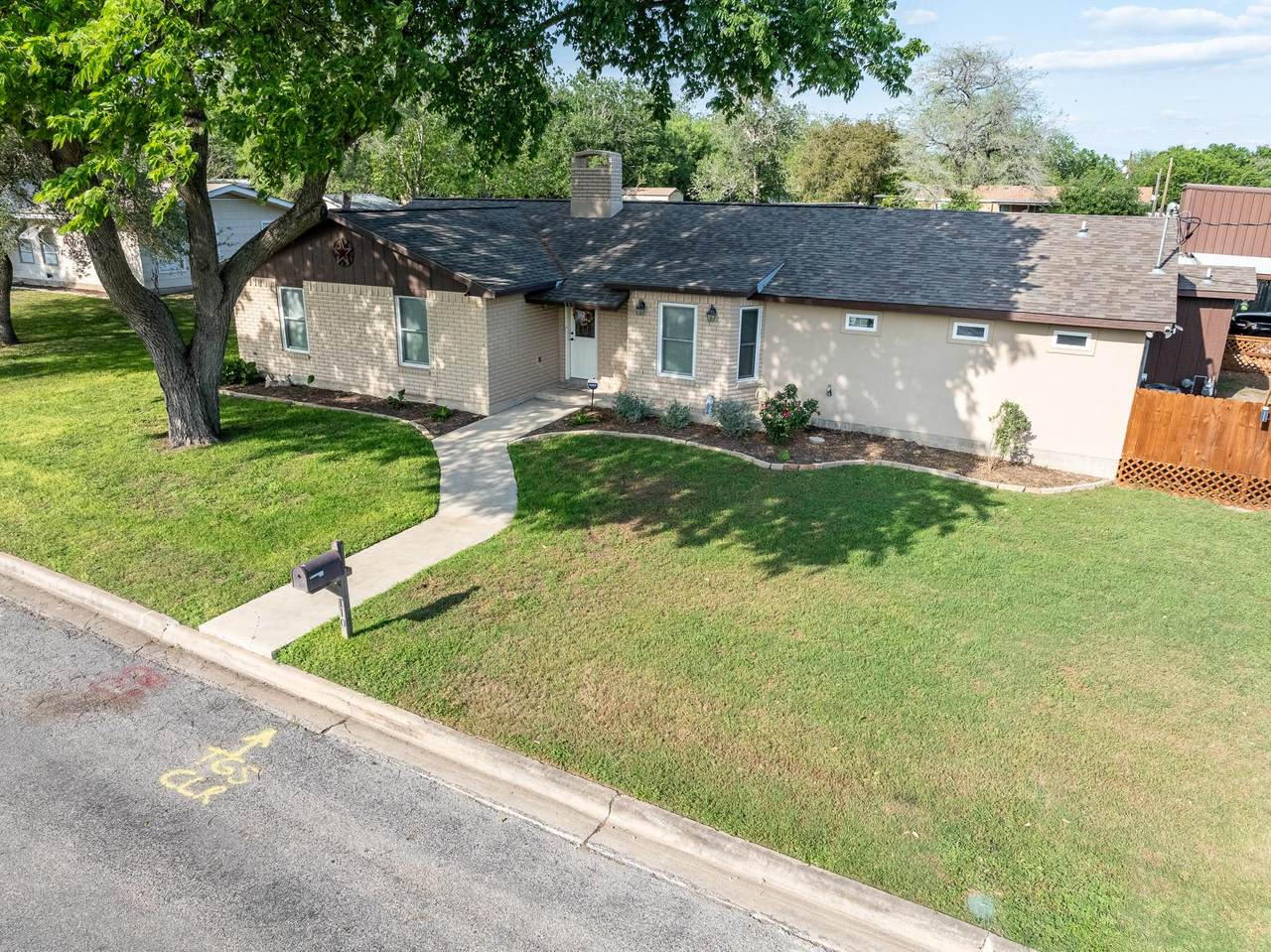 110 Live Oak St - Photo 1