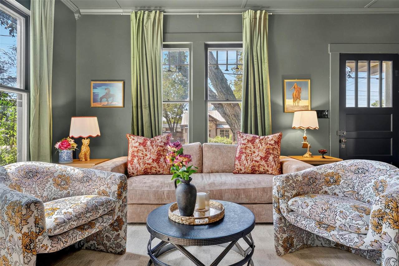 210 Travis St - Photo 1