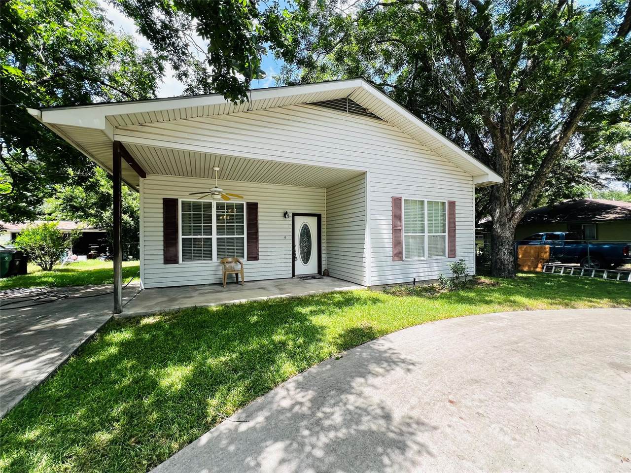 208 20th St - Photo 1