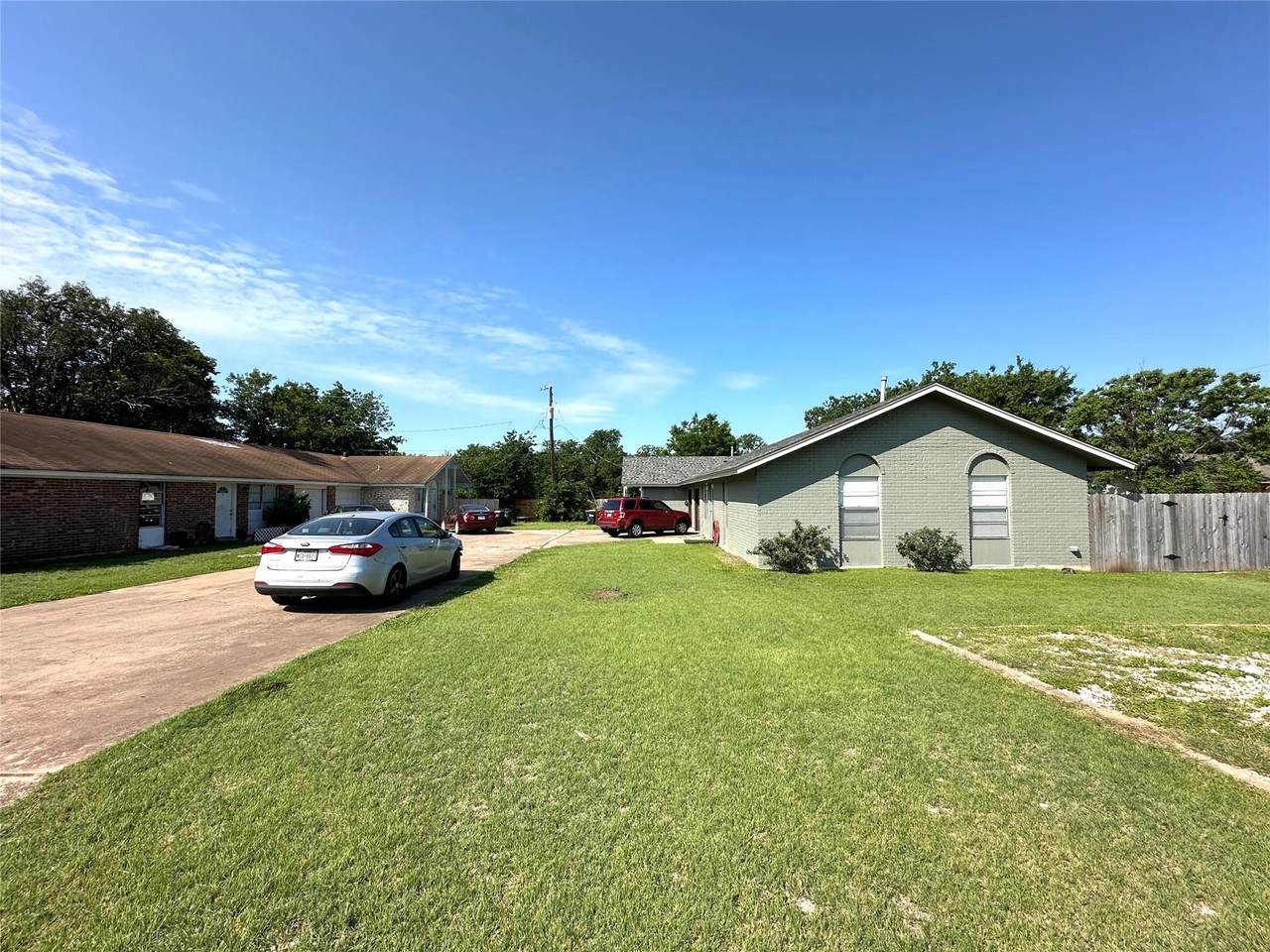 2402 Parker Cir - Photo 1