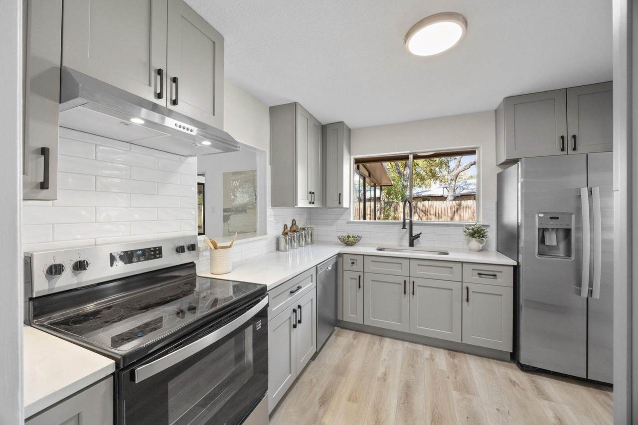 202 Lake Creek Dr - Photo 1