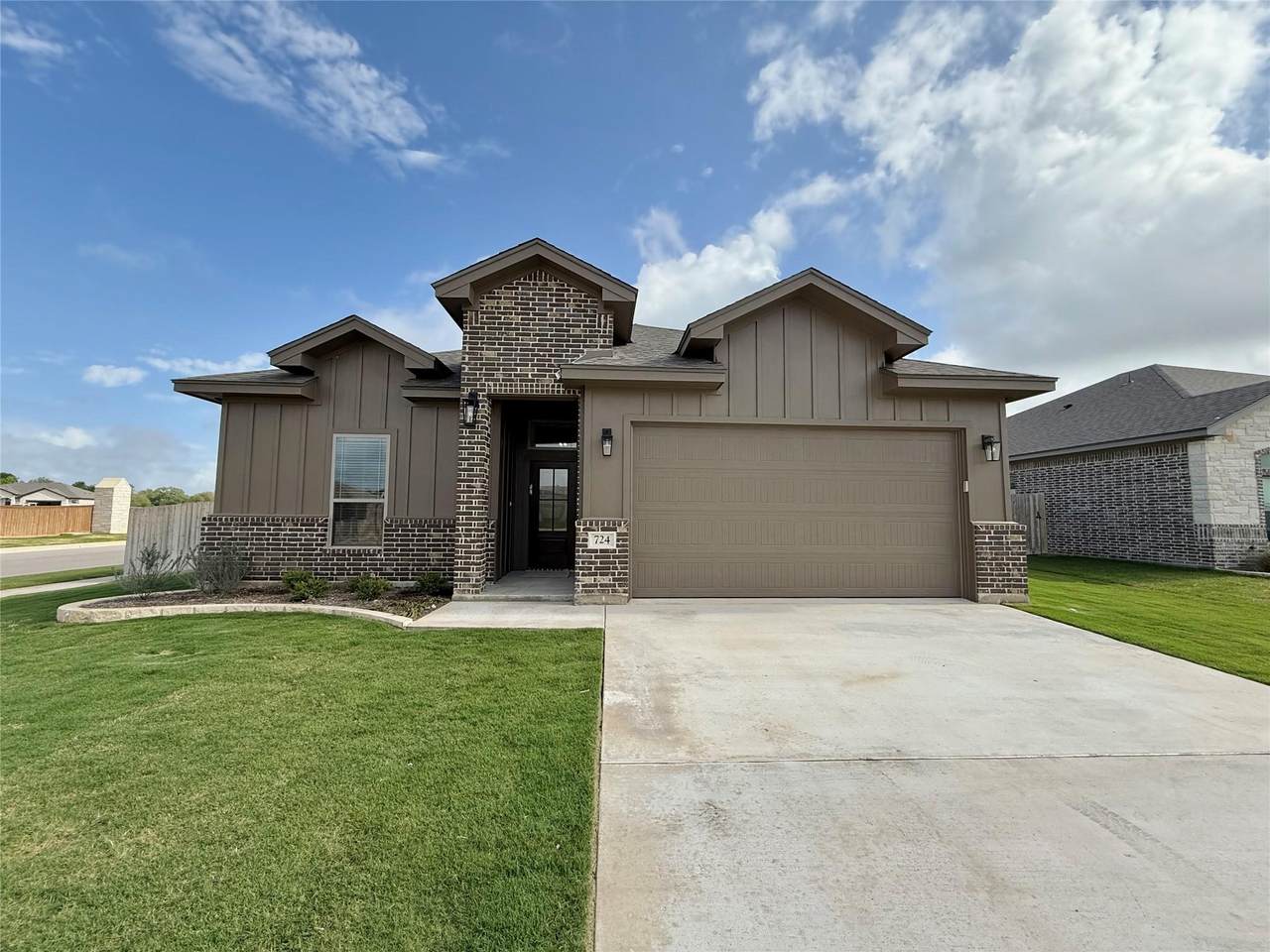 724 Eagle Crest Dr - Photo 1