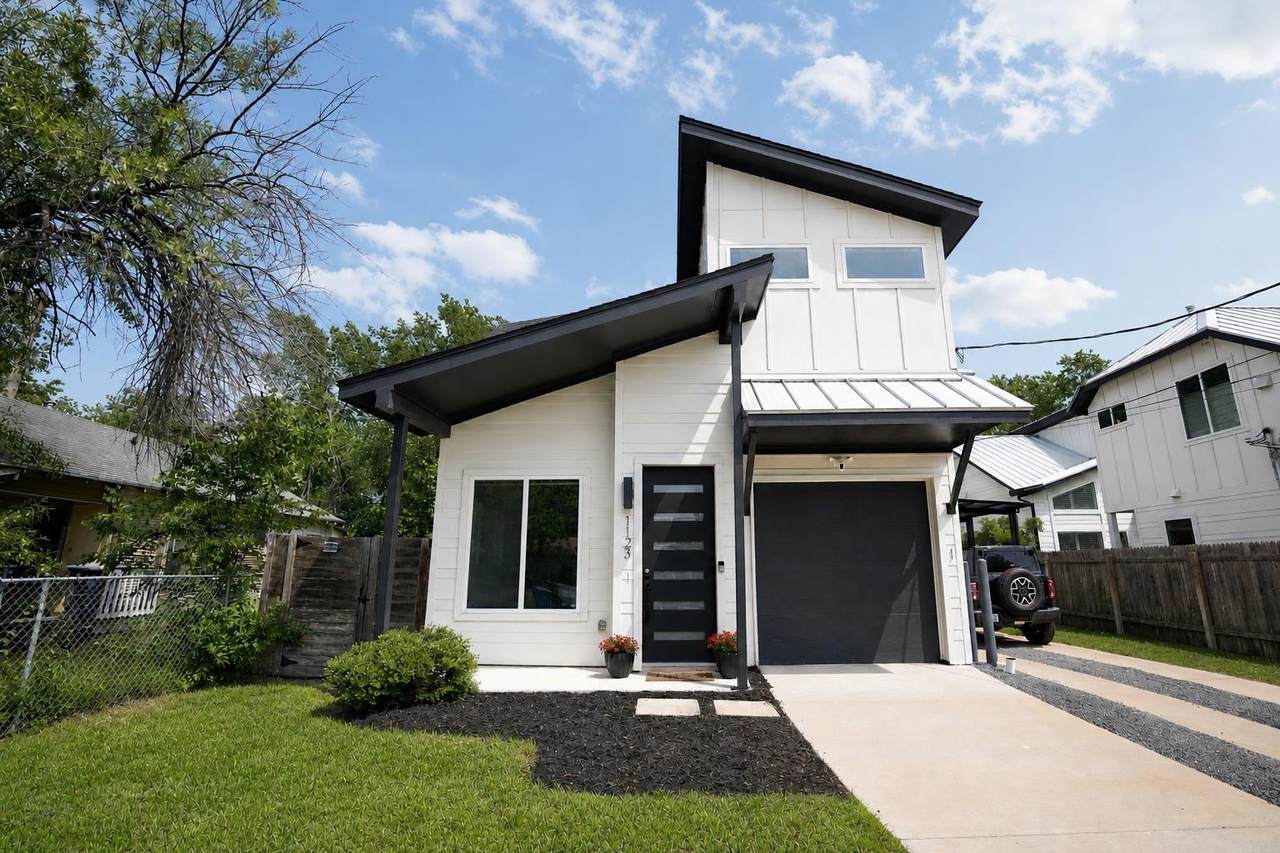 1123 Omega Ave - Photo 1