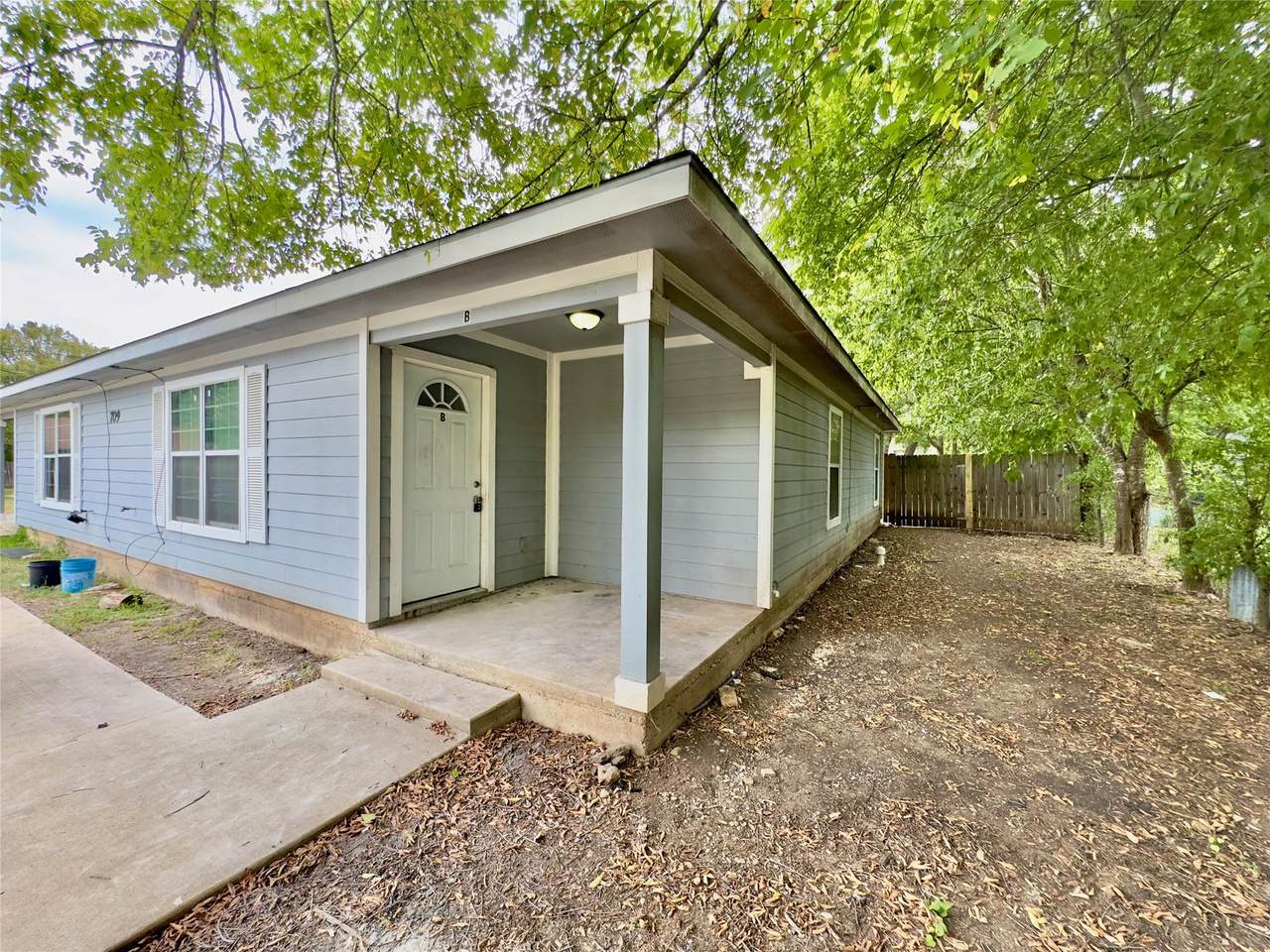 709 San Saba St - Photo 1