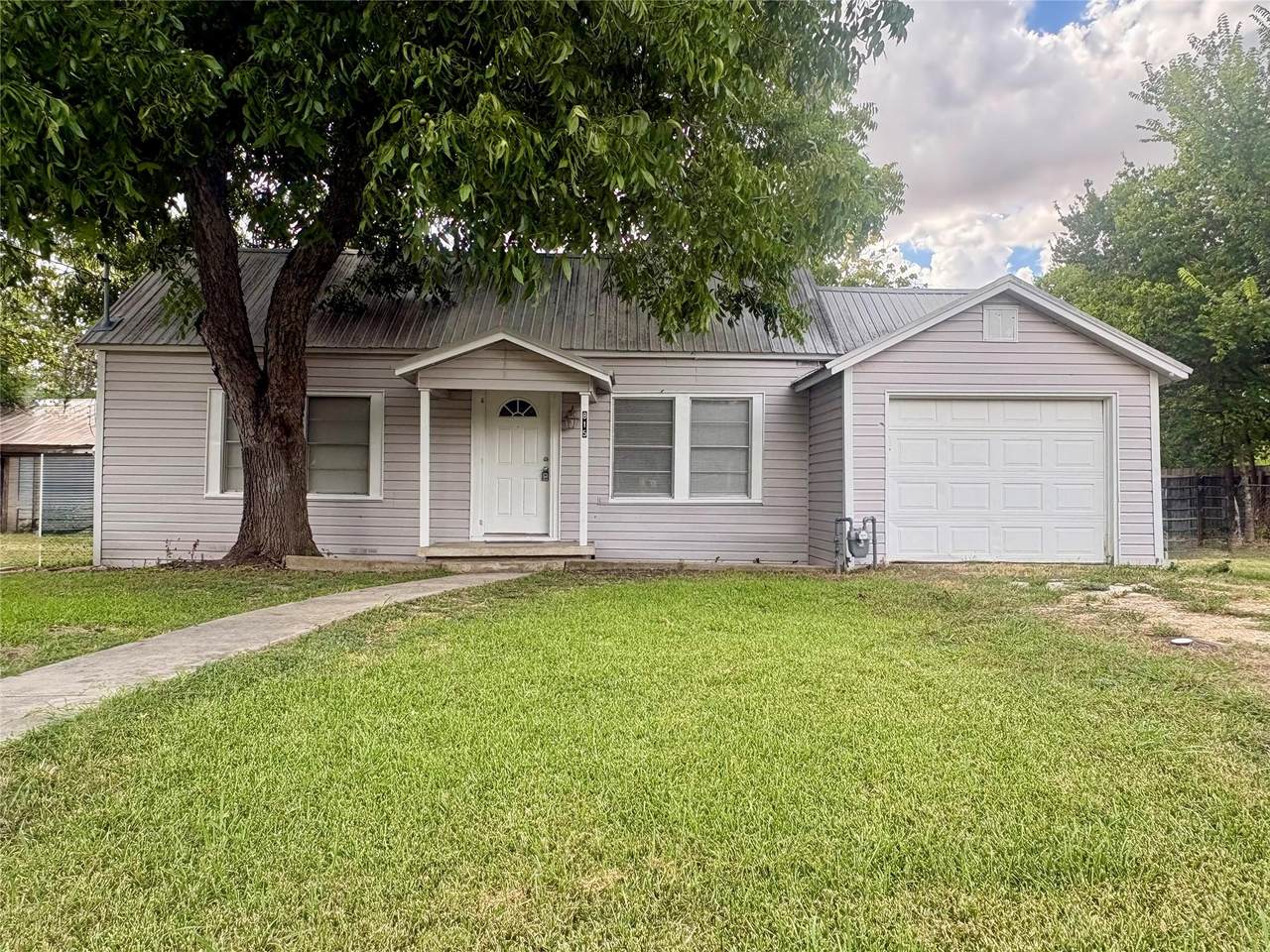 815 Lizzie St - Photo 1