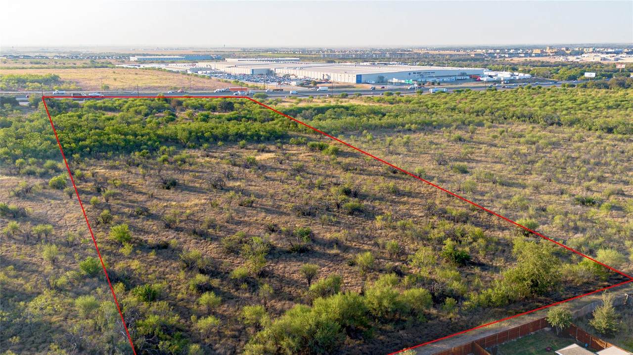 4261 Interstate 35 - Photo 1