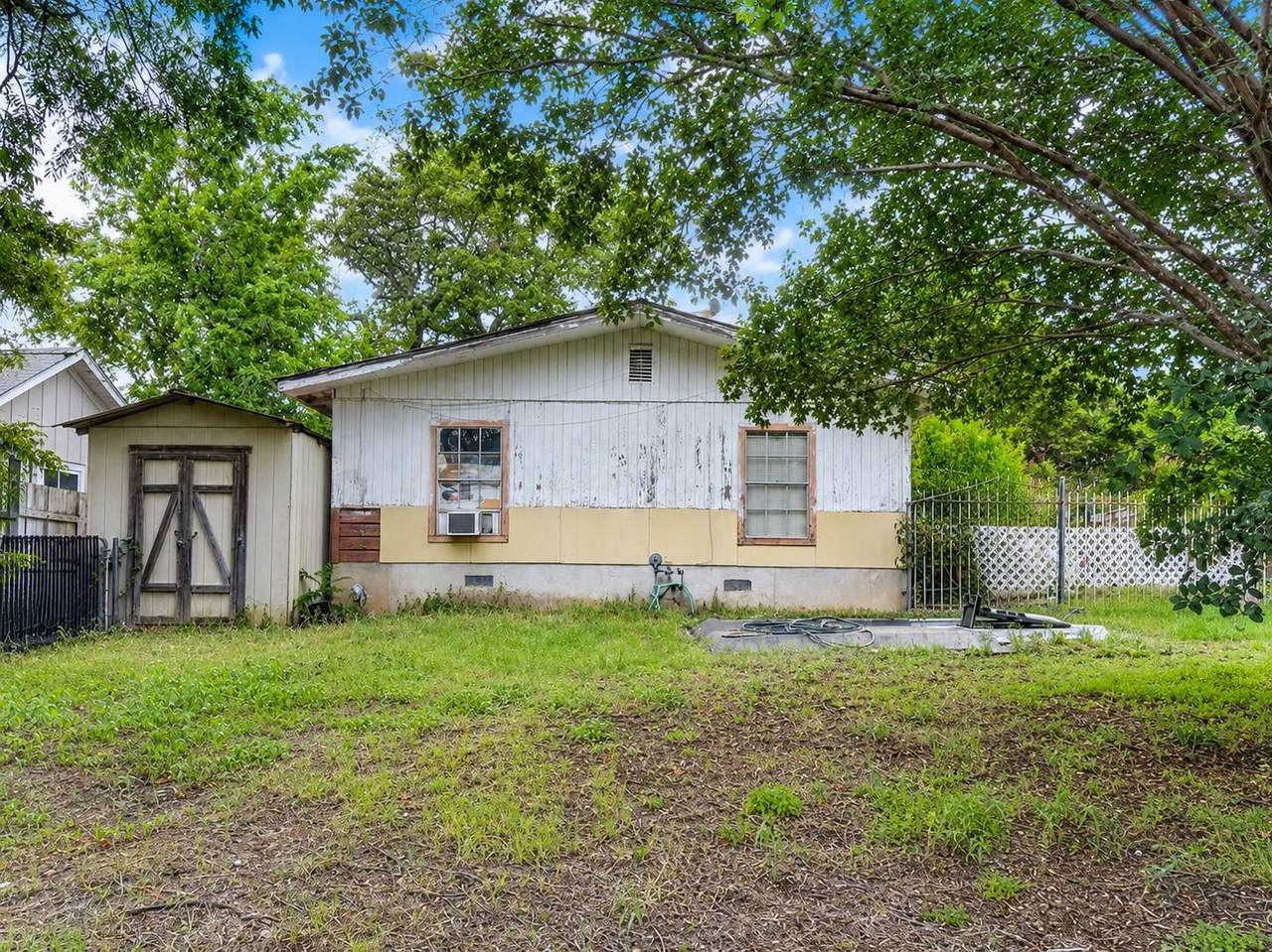 935 Olive St - Photo 1