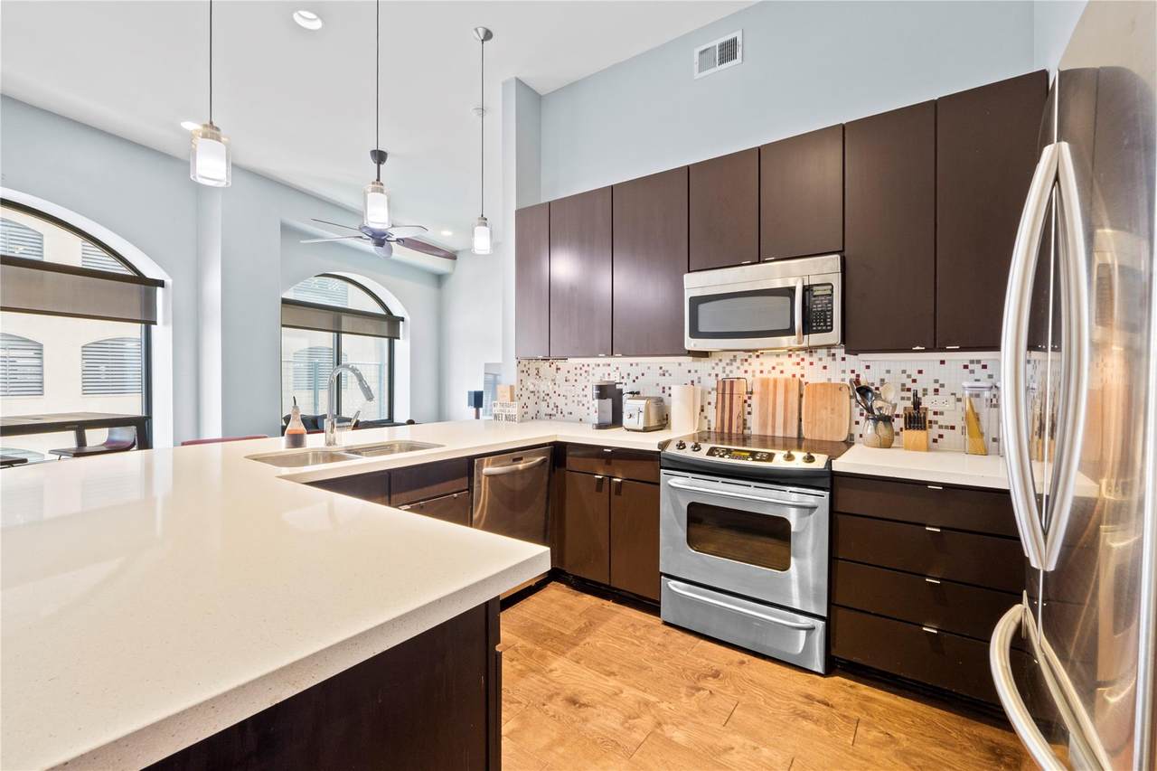 507 Sabine St - Photo 1