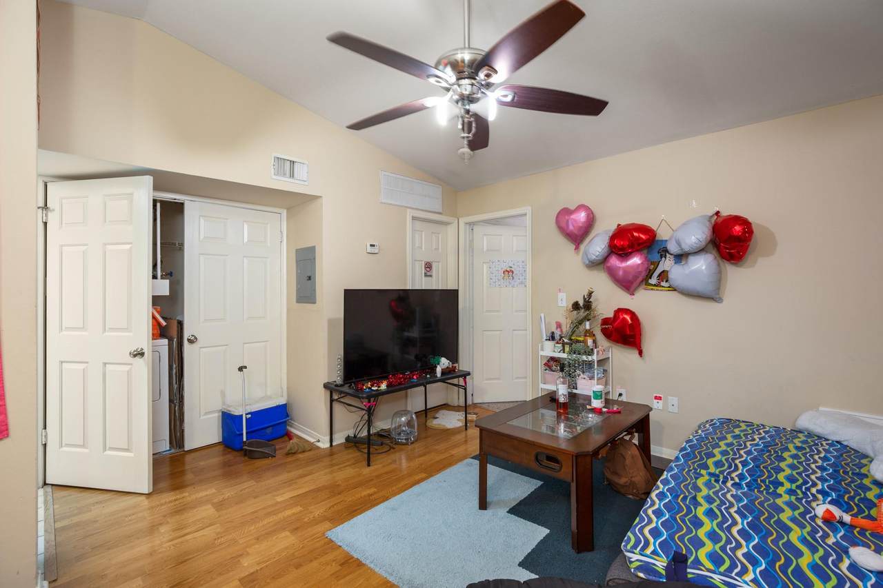 501 26th St - Photo 1