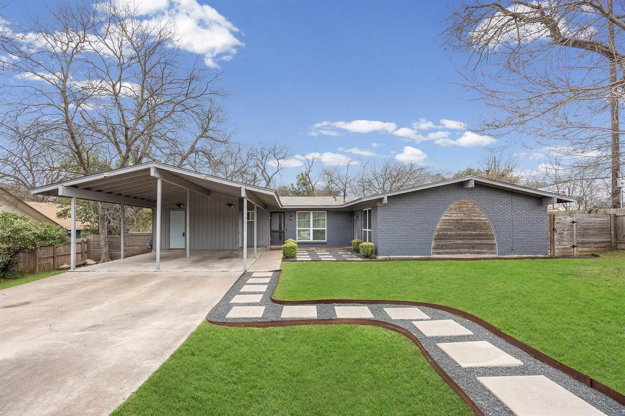 11301 Oakwood Dr - Photo 1