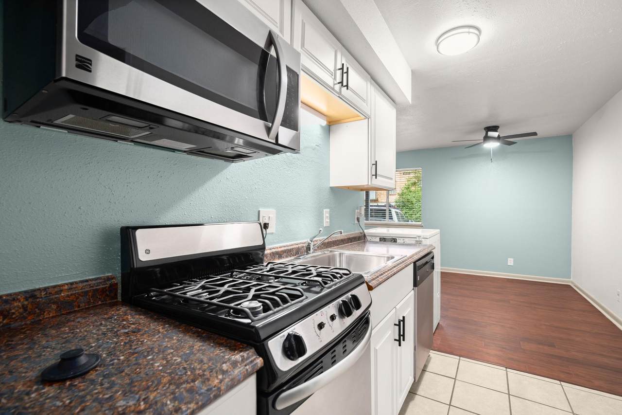 1010 23rd St - Photo 1