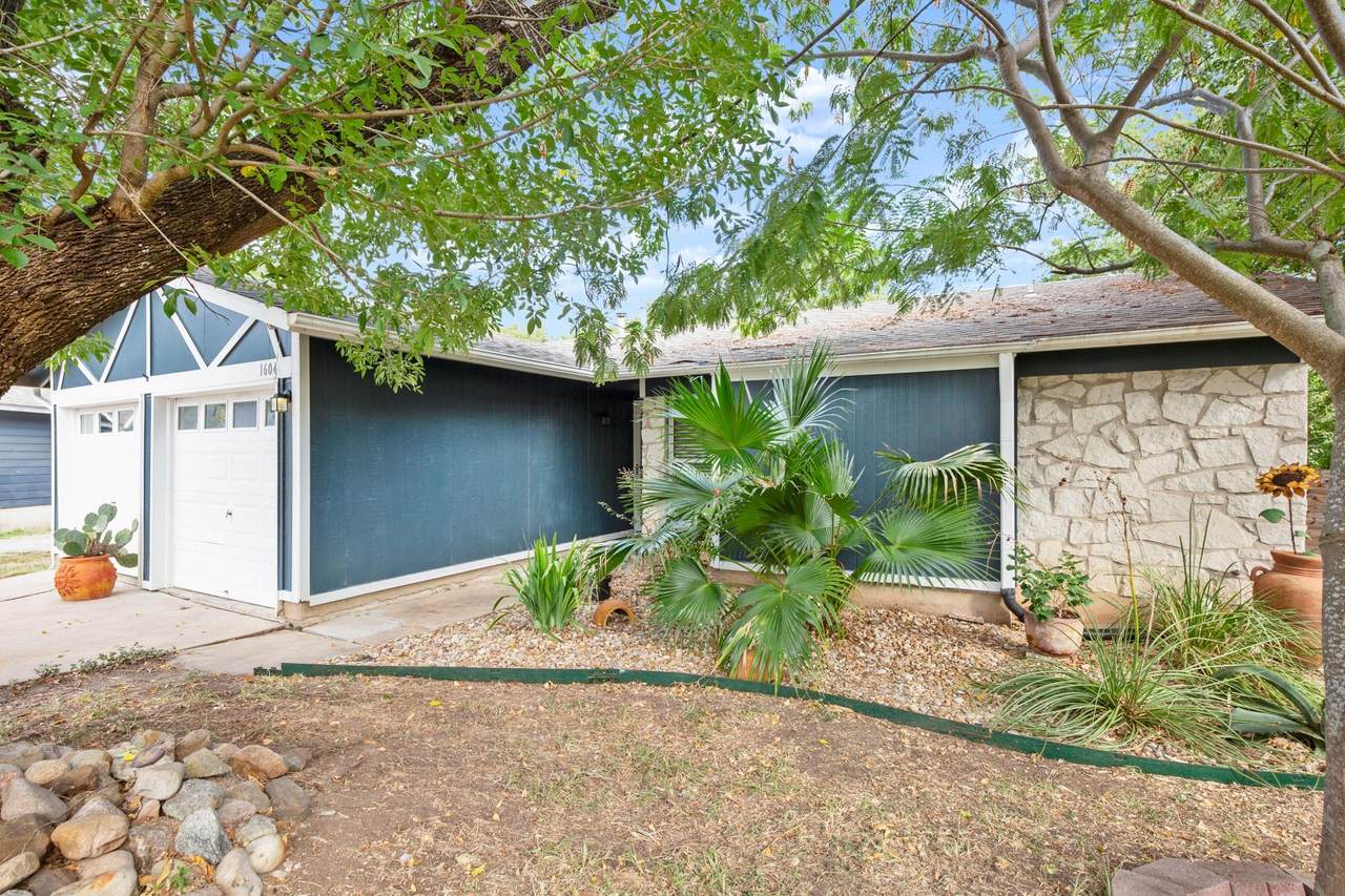 1604 Sahara Ave - Photo 1