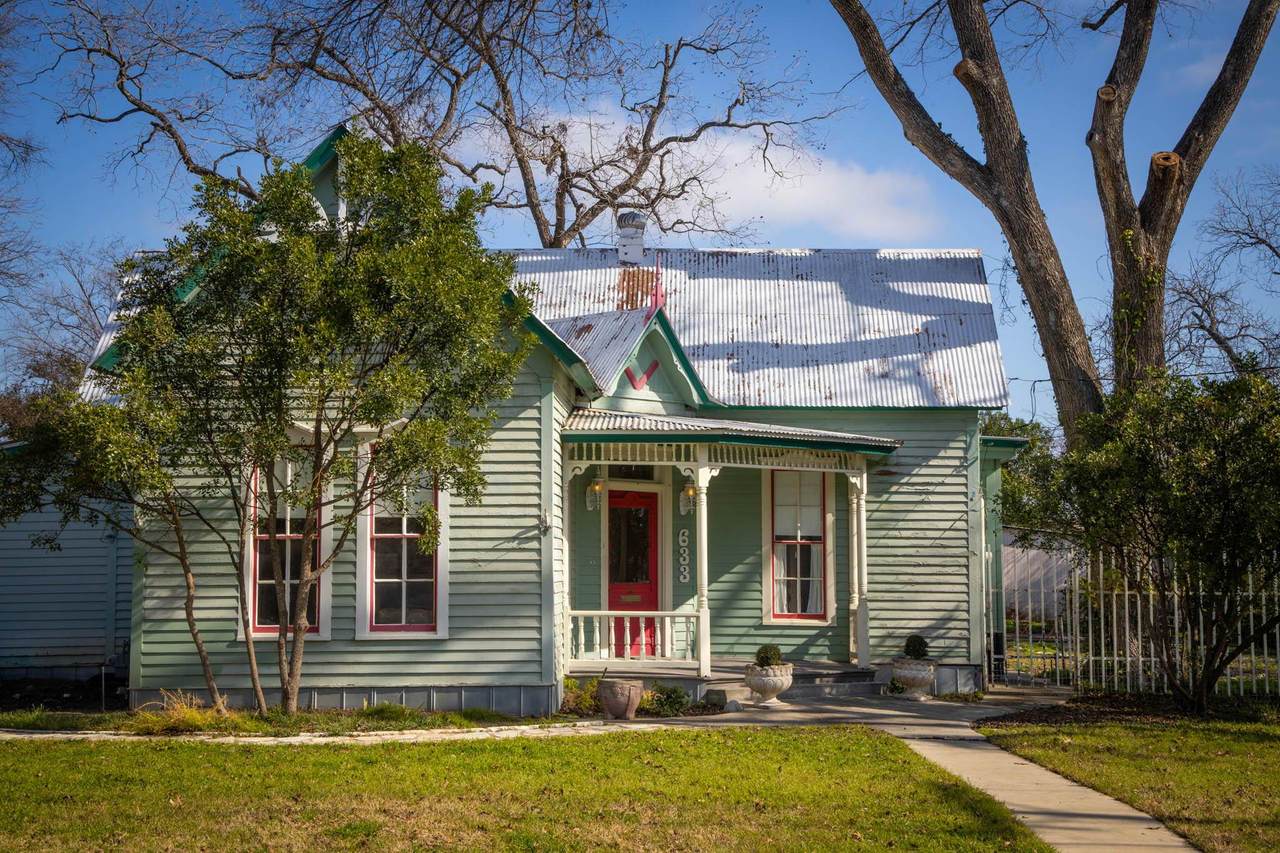 633 Castell Ave - Photo 1