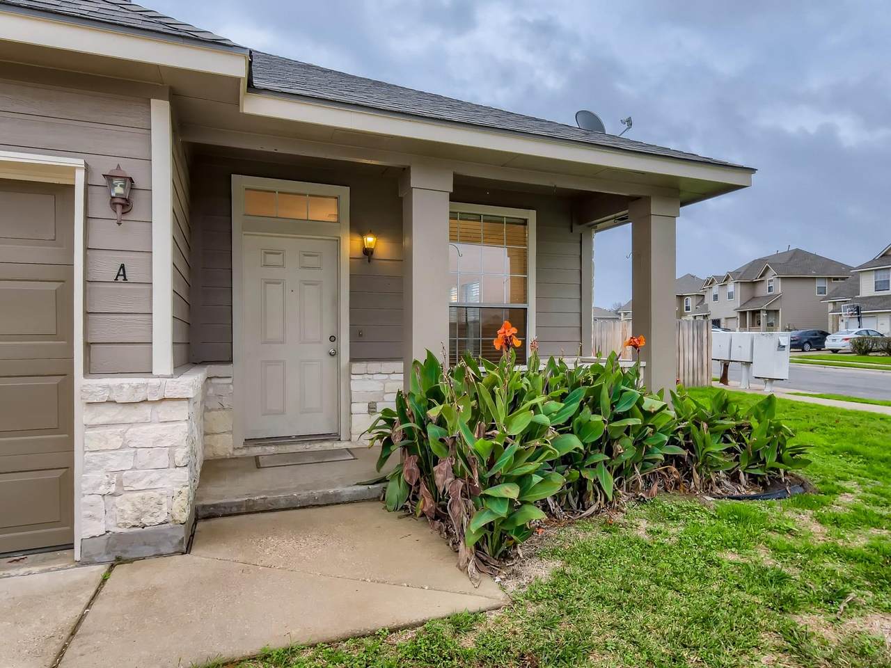 2858 Southampton Way - Photo 1