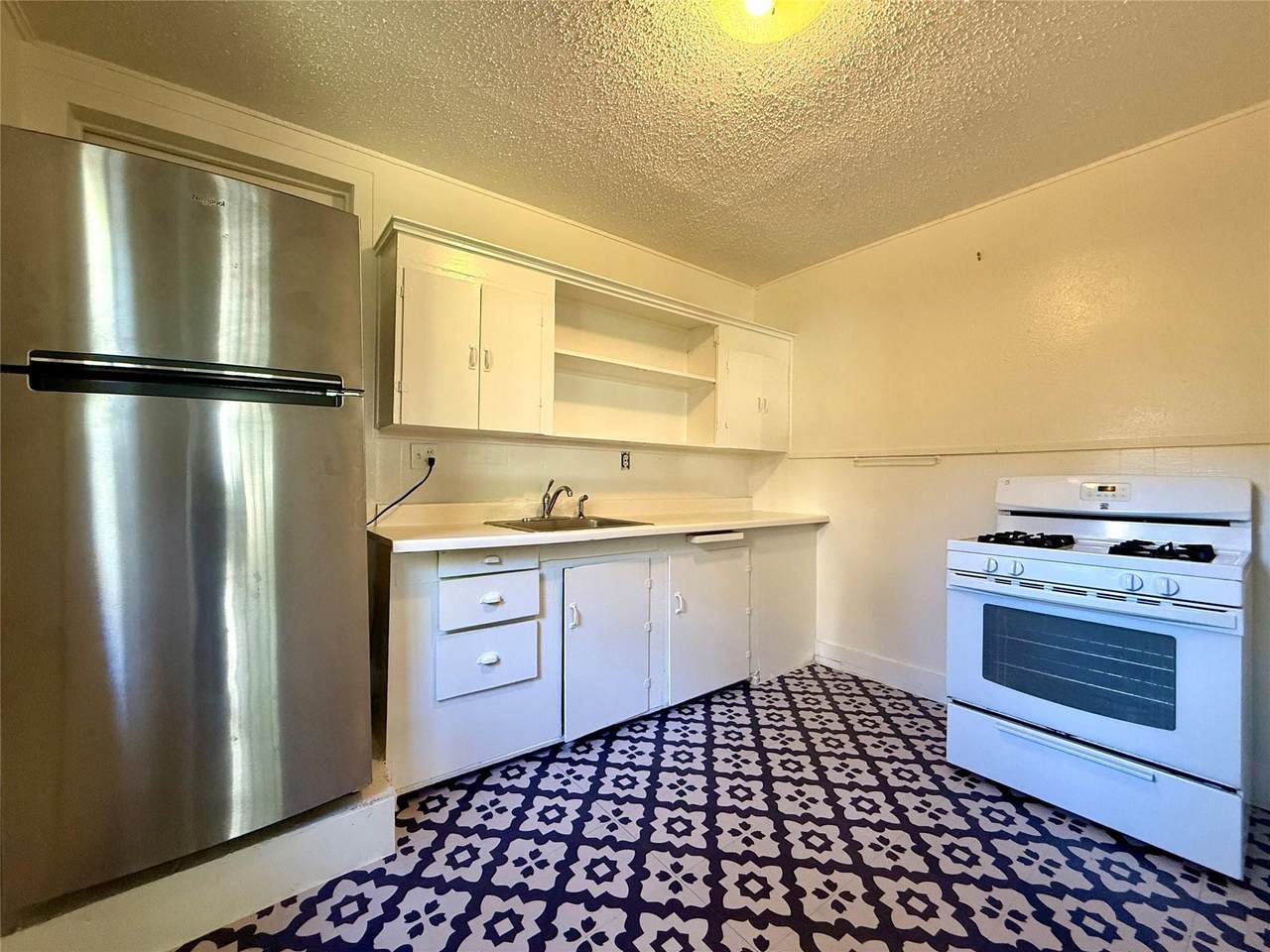 916 Keith Ln - Photo 1