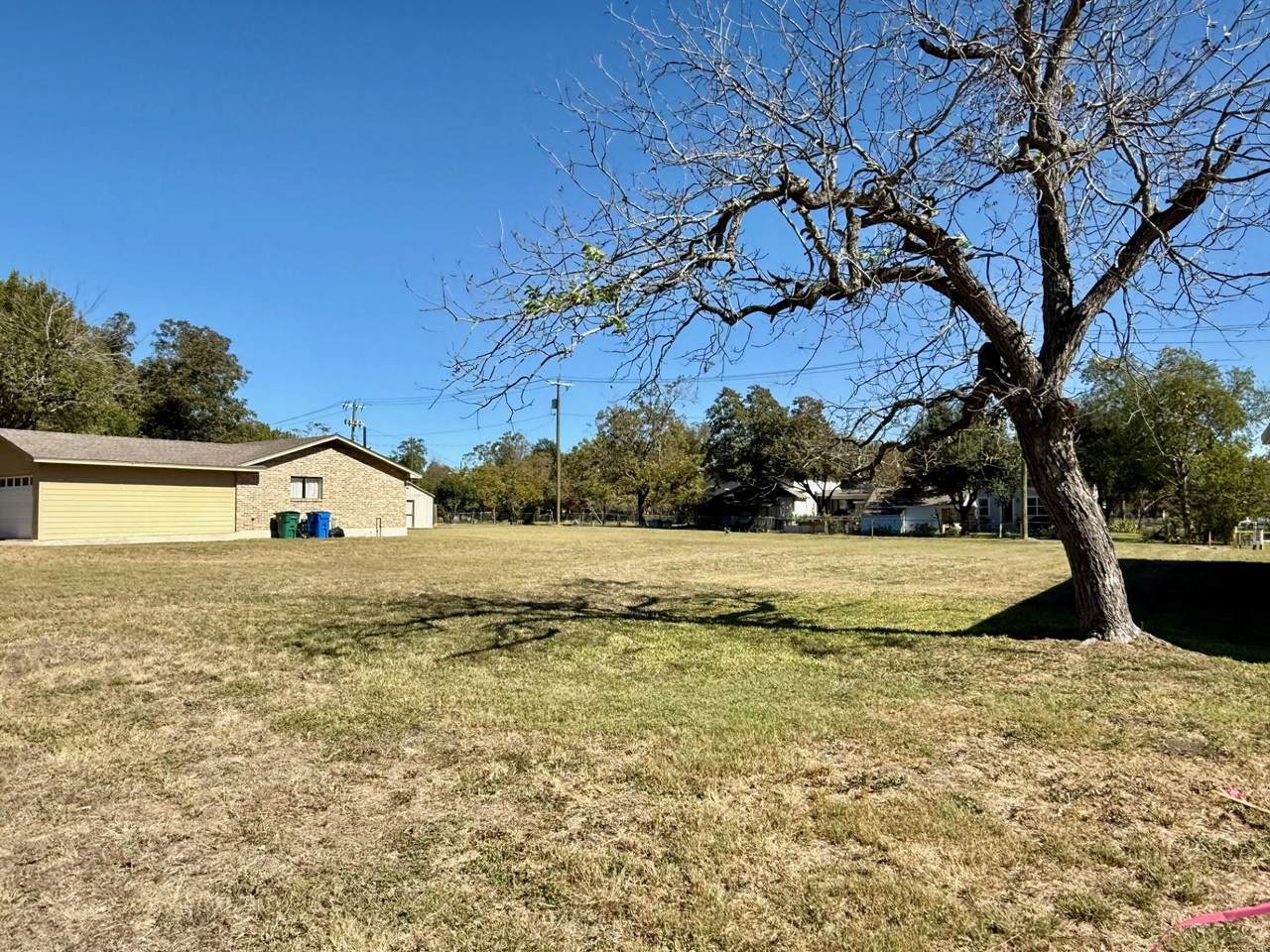 912 Victoria St - Photo 1