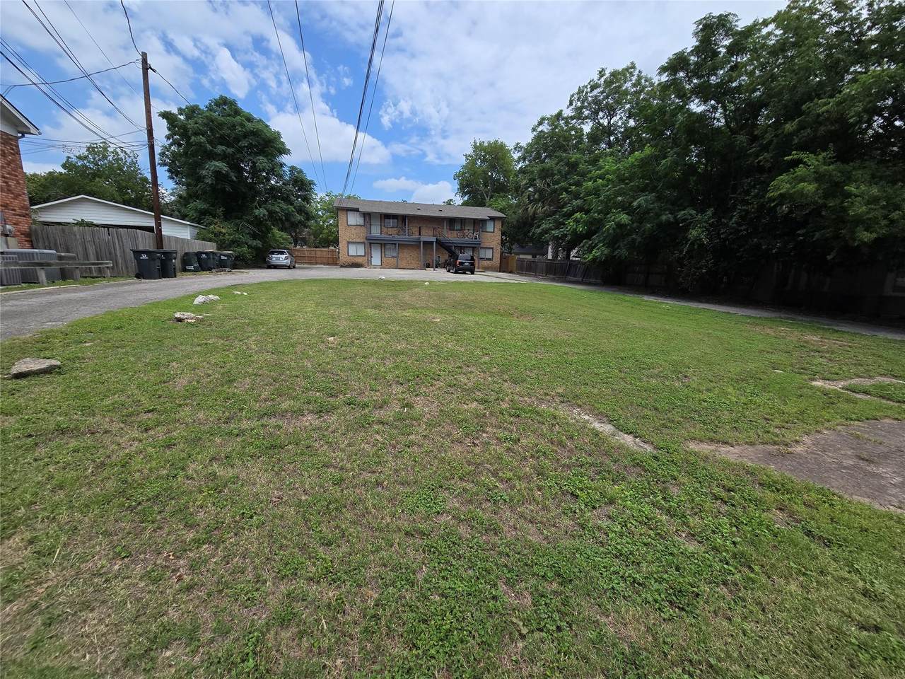 530 Hopkins St - Photo 1