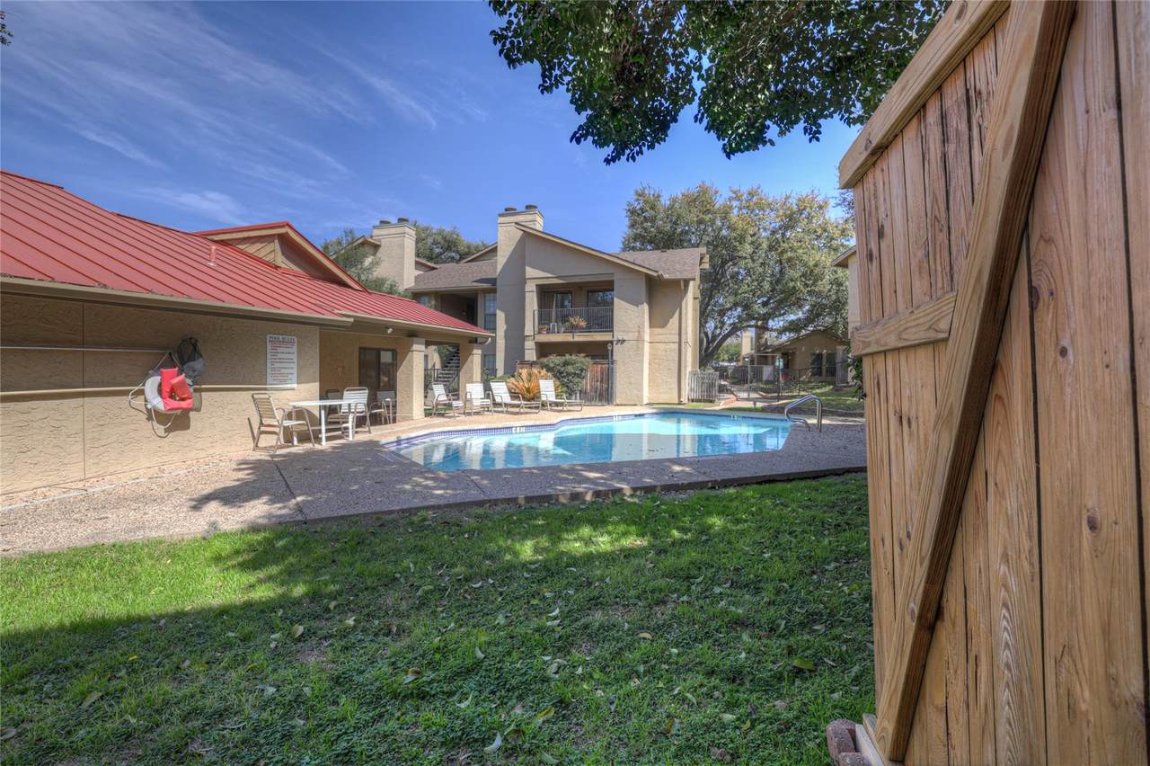 1202 Thorpe Ln - Photo 1