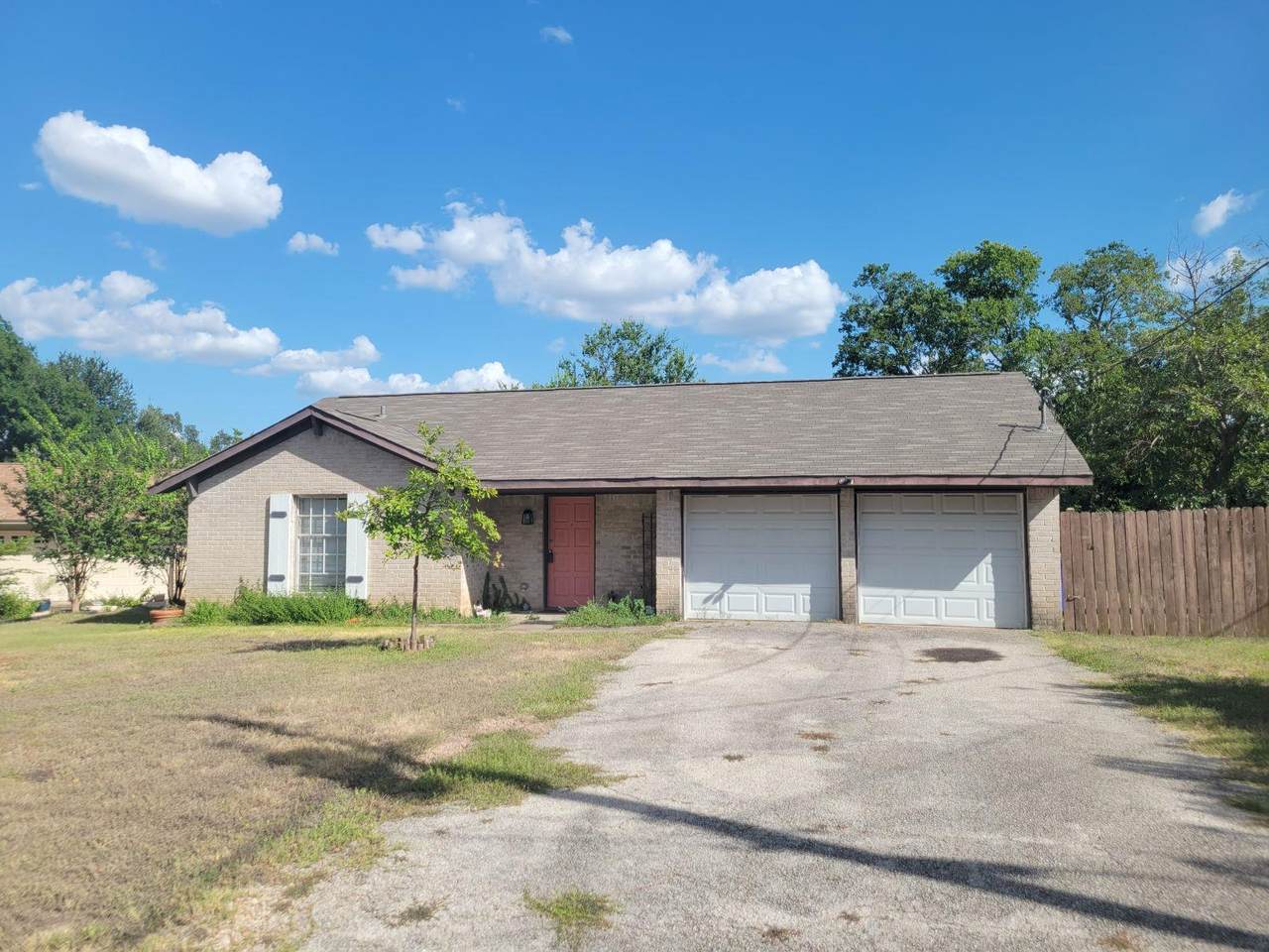 902 Riviera Cir - Photo 1