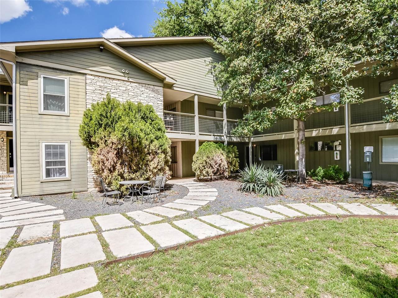 2303 East Side Dr - Photo 1